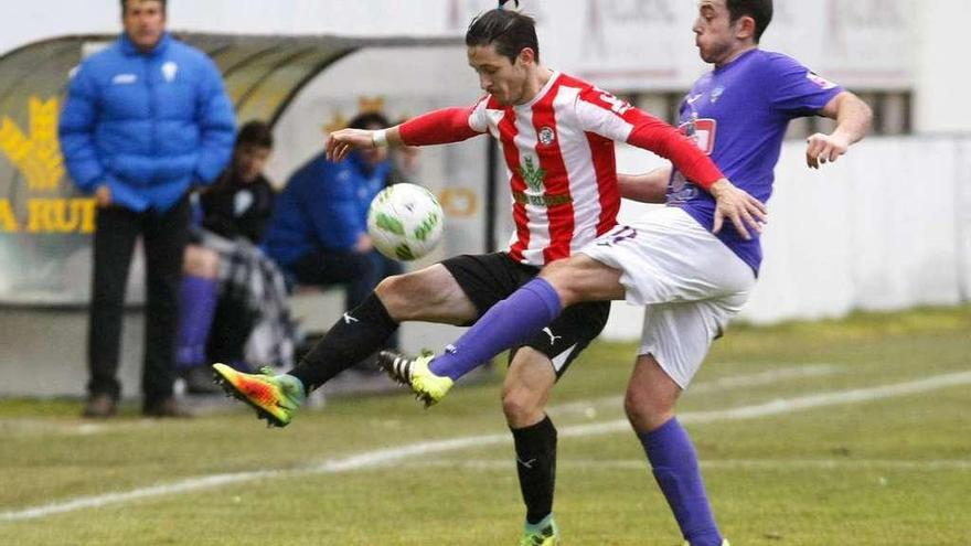 Adrián Pérez, en pugna de balón.