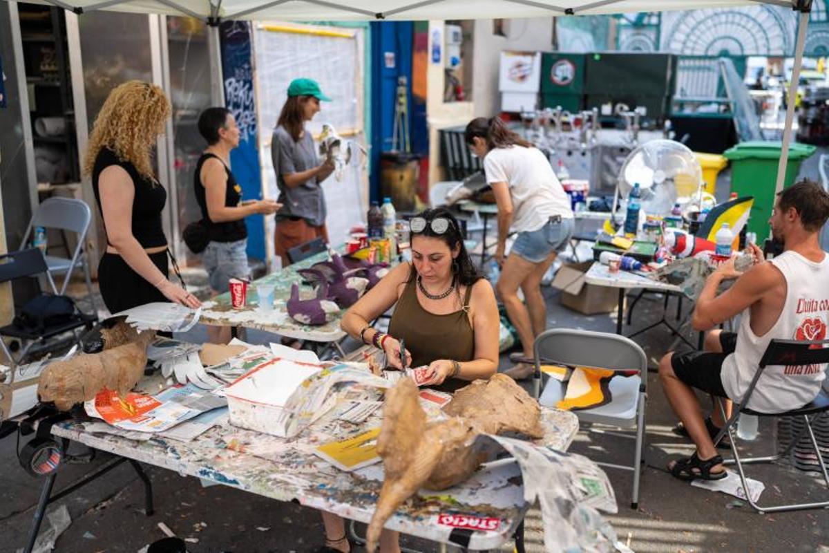 Vecinos utilizan ejemplares de El Periódico como parte de la decoración de la calle Mozart durante los preparativos de la Festa Major de Gràcia. Vecinos utilizan ejemplares de El Periódico como parte de la decoración de la calle Mozart durante los preparativos de la Festa Major de Gràcia.