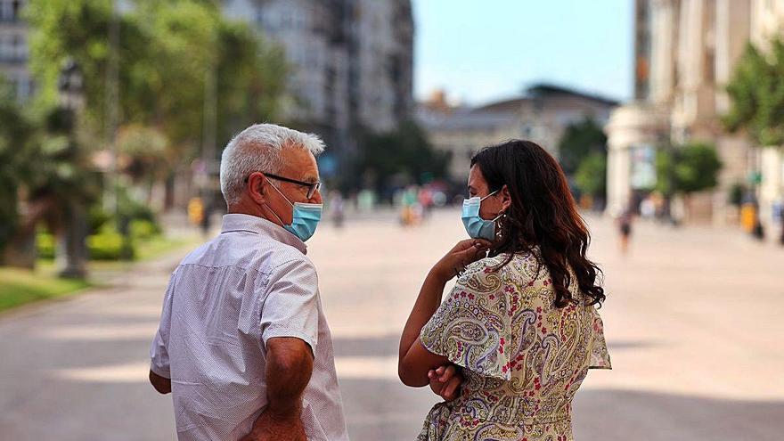 Joan Ribó y Sandra Gómez charlan en una visita a la plaza del Ayuntamiento.