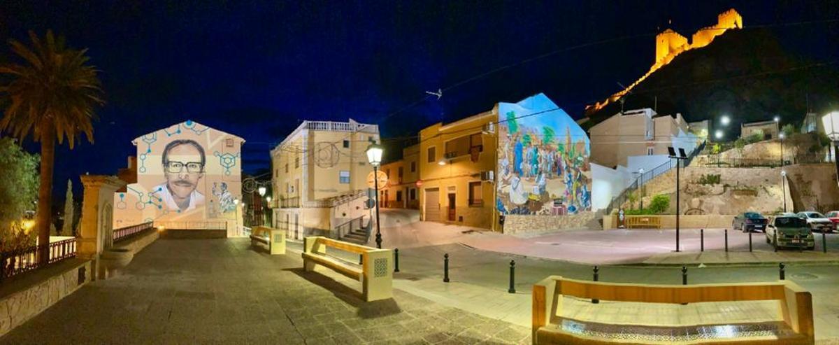 El mural de Alberto Sols y de la villa medieval en la plaza Fernando Tomás Maestre Gil con el castillo iluminado.