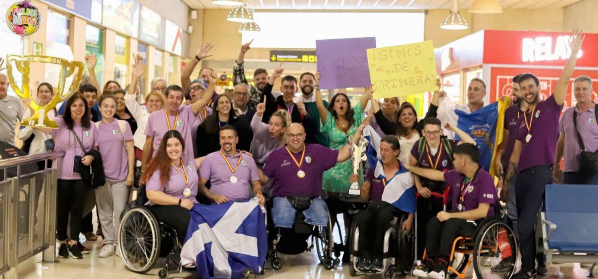 Los integrantes del Adein, tras llegar anoche al Aeropuerto de Los Rodeos. | | BASKET INSULAR