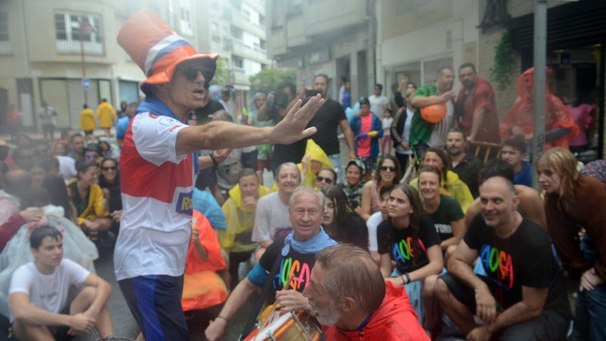 Carlos Guerrero marcando o ritmo da celebración polas rúas de Vilagarcía.