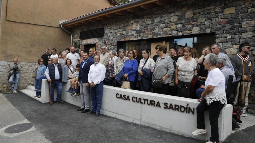 Adrián Barbón y Tomás Fernández, en el centro, posan con los vecinos en la Casa de Cultura de Sardín.