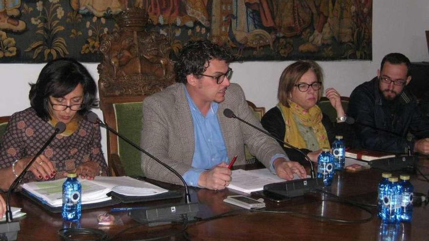 El alcalde, Tomás del Bien (segundo por la izquierda), junto a concejales del PSOE en un pleno.