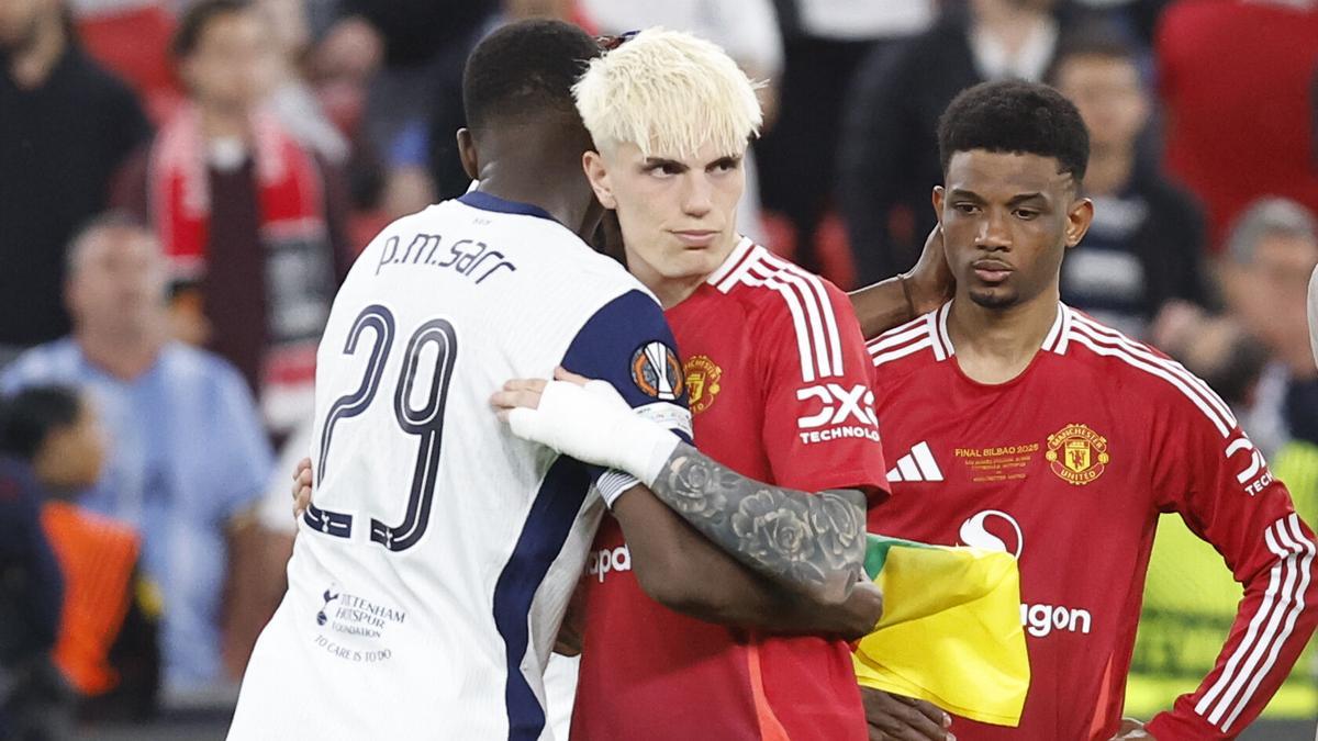 El centrocampista del Tottenham Pape Sarr (i) saluda a Alejandro Garnacho, del Manchester al finalizar la final de la Europa League