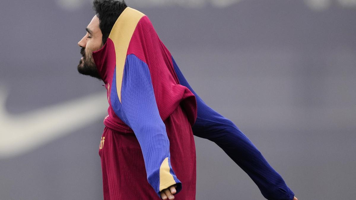 Gündogan se pone la sudadera antes de iniciar un entrenamiento.