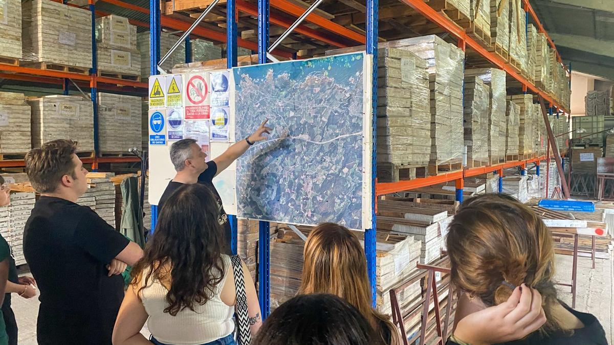 El plano del nuevo proyecto para extraer oro en Salave, en la nave que tiene la empresa en Tapia.