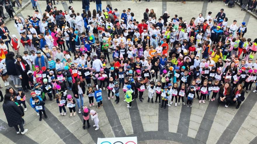 Foto de familia de los alumnos del colegio Liceo, en el Ayuntamiento de Mieres. | LNE