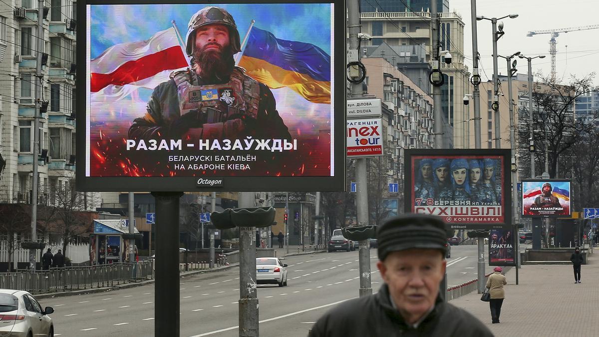 Un cartel situado en el centro de Kiev sobre el batallón bielorruso que se ha integrado en las Fuerzas Armadas de Ucrania, con la frase: "Juntos para siempre - Defendiendo Kiev".