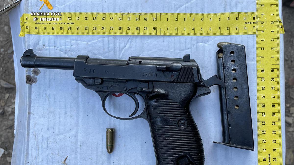 Los detenidos portaban una pistola de 9 milímetros preparada para disparar