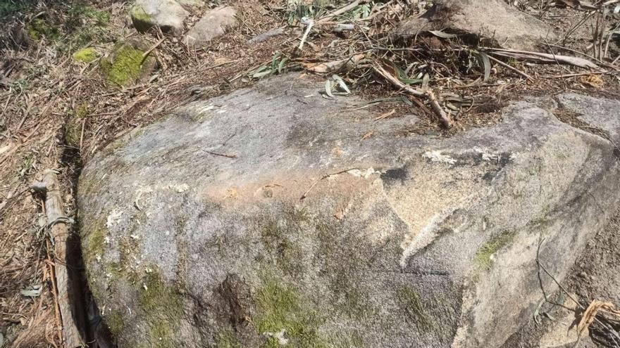 La piedra sobre la que se asienta el petroglifo, dañada en varias esquinas.