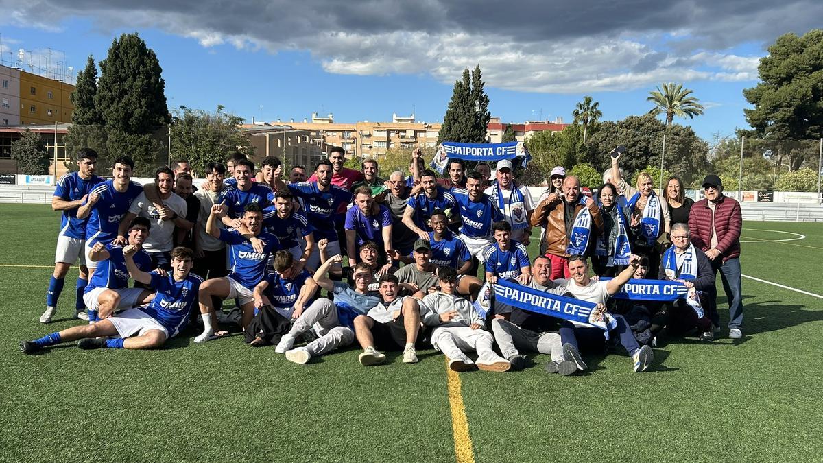 El Paiporta CF, de celebración.