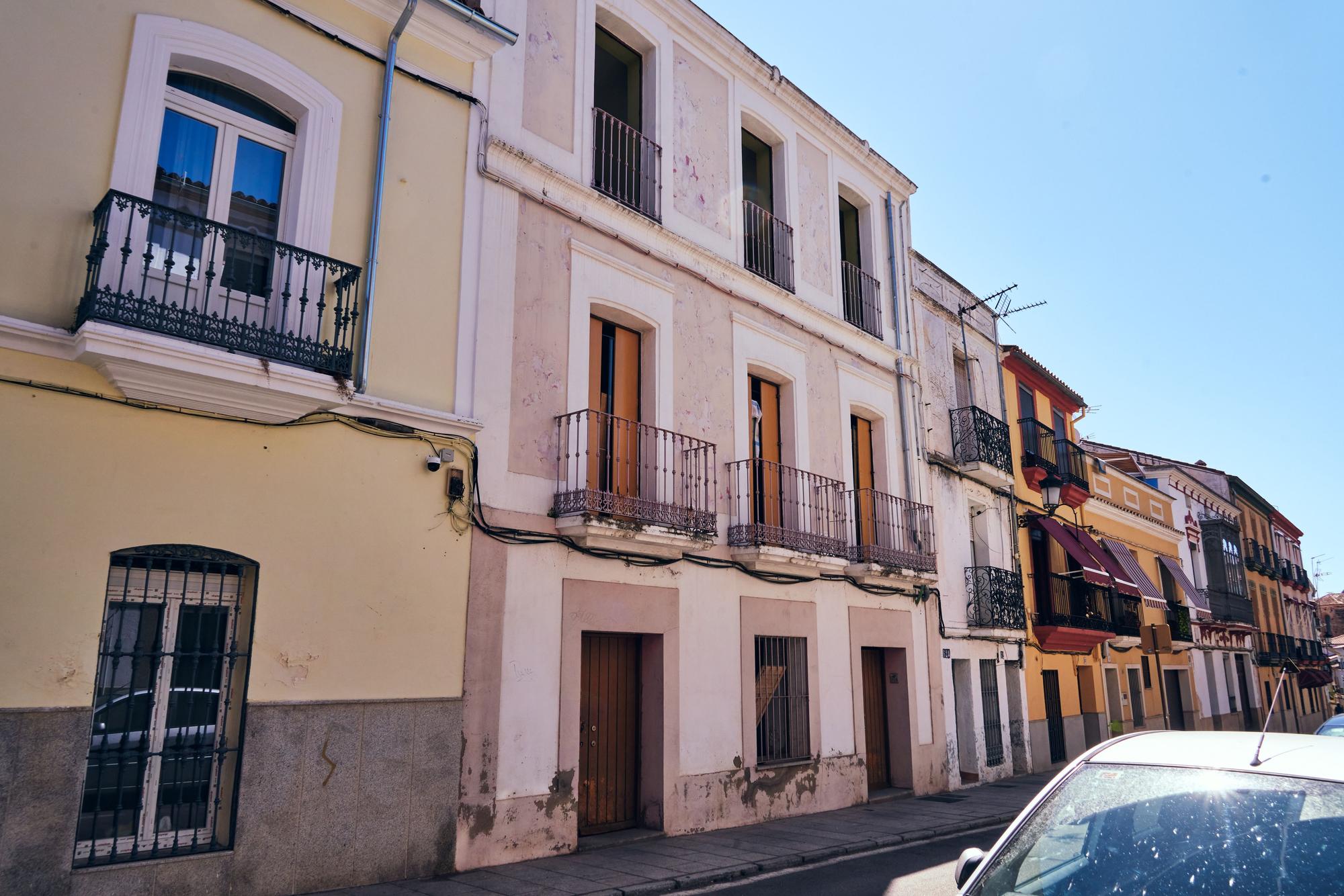 GALERÍA | La policía de Cáceres interviene en una reyerta en la casa okupa de la calle Margallo