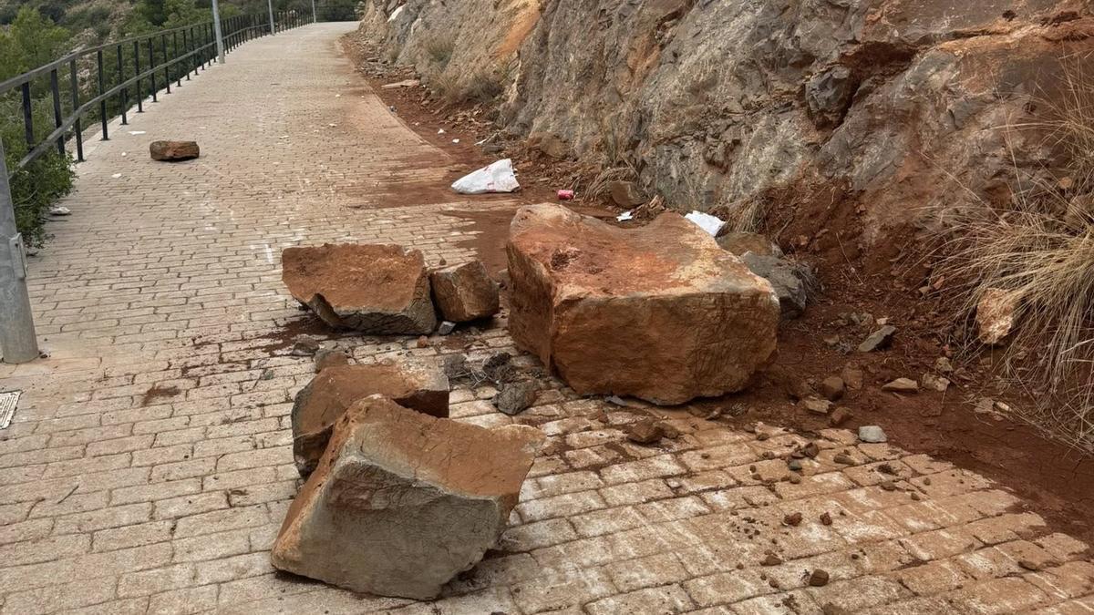 Estado que presentaba en octubre el paseo peatonal de la parte alta de la zona residencial de Sant Josep en la Vall d'Uixó.
