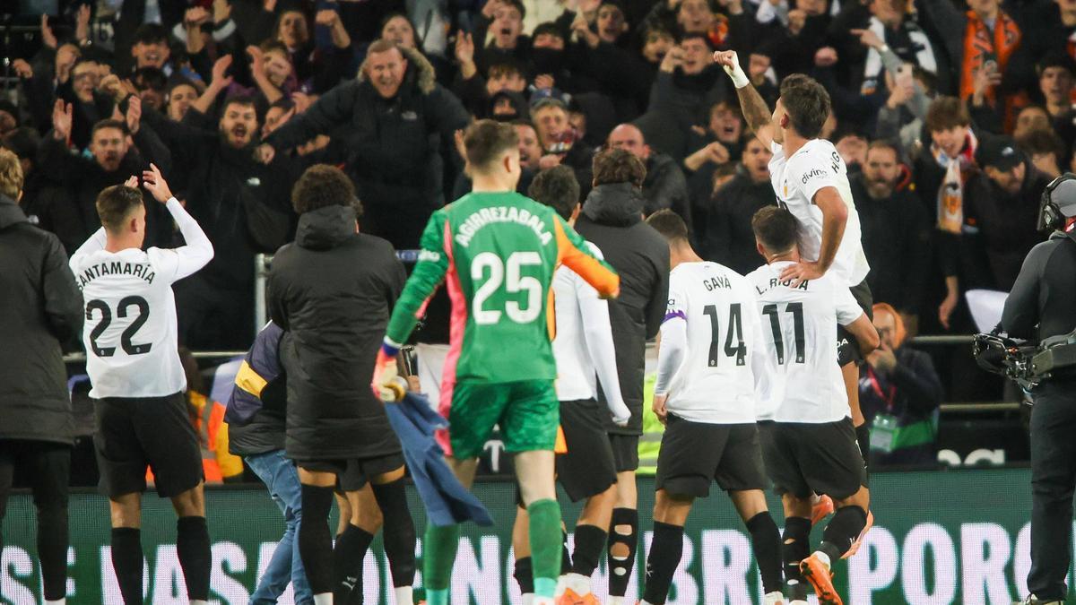 Los jugadores del Valencia CF festejan con la grada la victoria en el derbi