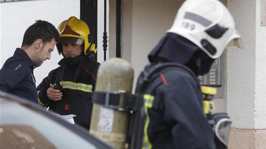 Los bomberos rescatan a cuatro personas atrapadas en un ascensor en la avenida de Gran Capitán