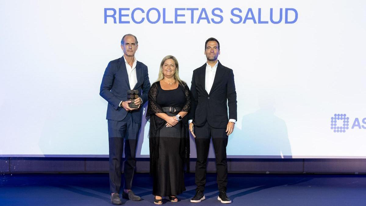 Óscar Iglesias, director gerente de Recoletas Salud en Zamora (izquierda); y Roldán Rodríguez, director general de Recoletas Salud (derecha), durante la recogida del Premio ASPE en Madrid.
