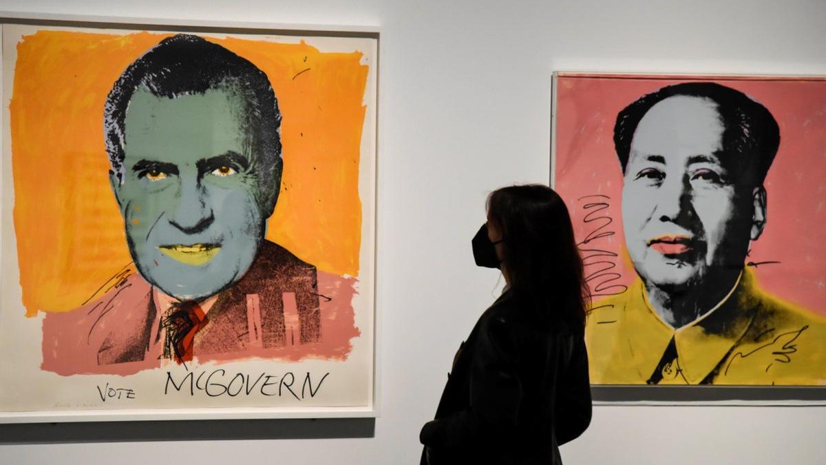Los retratos de Nixon y Mao con los labios pintados, obra de Andy Warhol.
