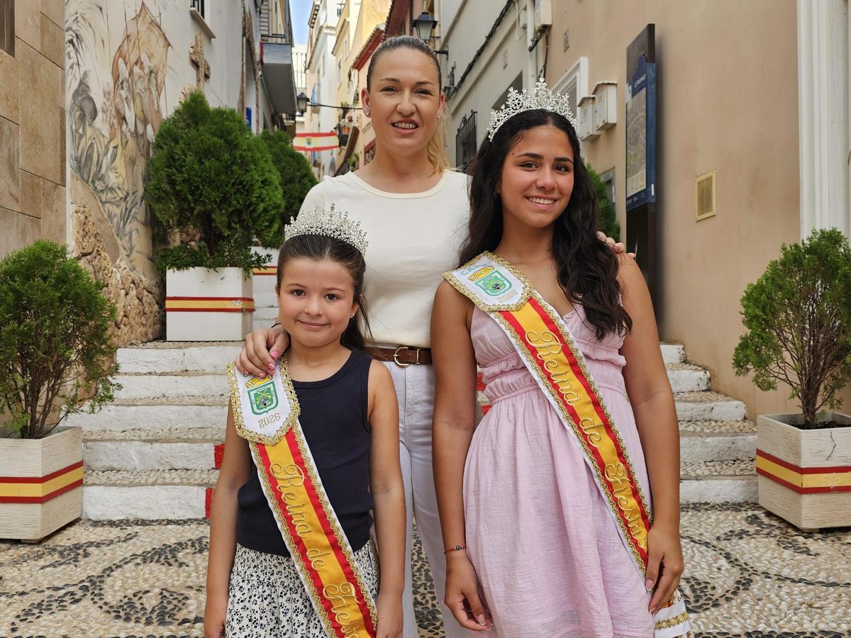 Sofía Fonte  y María Rubio, Reinas Mayor e Infantil 2026 de las Fiestas de Calp, posan junto a Marga Baeza, presidenta de la Comisión.