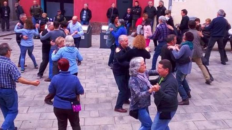 Participants a la festa folk a Berga