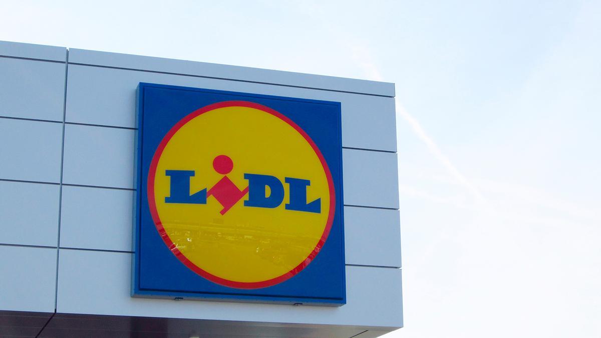 Mañana se esperan colas kilométricas en Lidl para conseguir las mesitas en vertical para terraza más baratas: adiós a perder espacio en el suelo