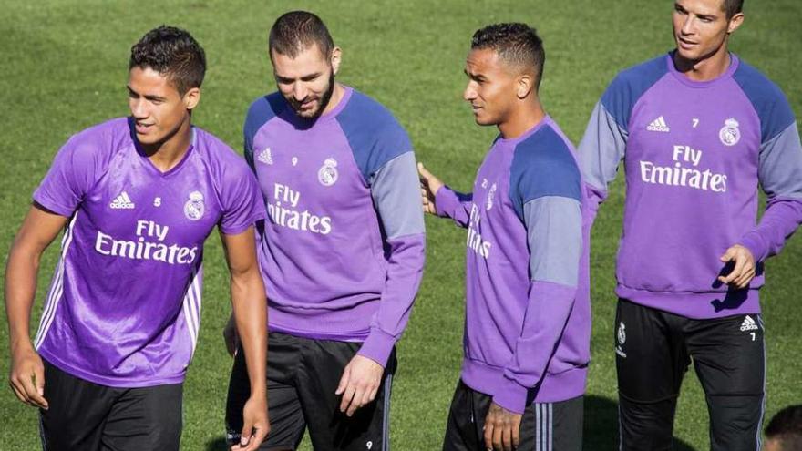 Varane, Benzema, Keylor Navas y Cristiano Ronaldo, durante el entrenamiento ayer del Madrid en Valdebebas.