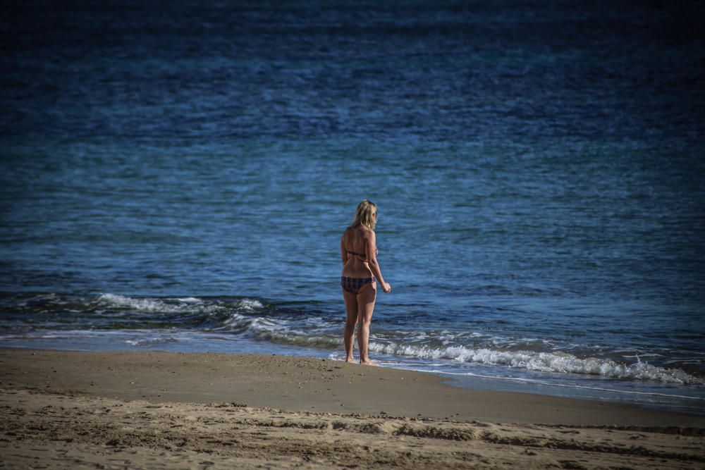 Las inusuales altas temperaturas han animado en los últimos días la afluencia a las playas de la Vega Baja. Aquí imágenes de la playa del Cura en Torrevieja.