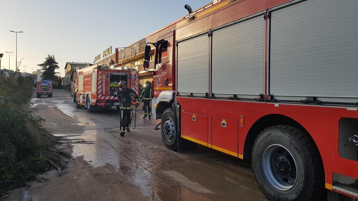 El incendio registrado en las antiguas instalaciones de Muebles Peralta en Lucena ha activado todas las unidades de los parques de bomberos de la zona.