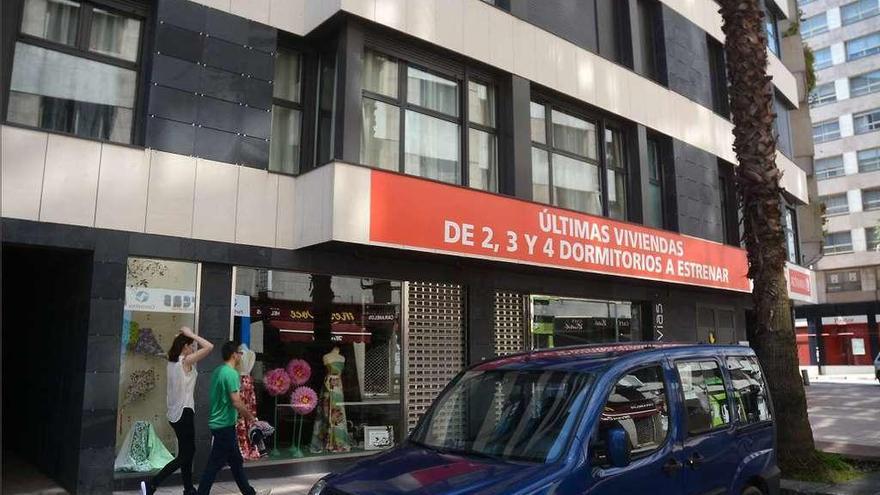 Anuncio de venta de pisos de obra nueva en un edificio.