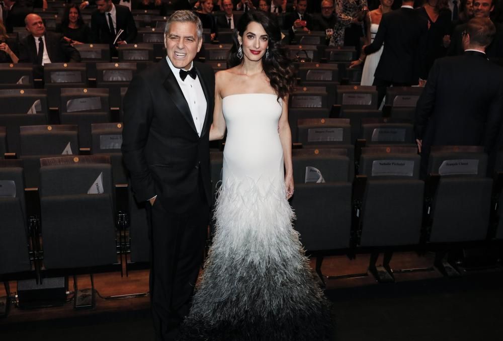 Amal Clooney luce embarazo en los César