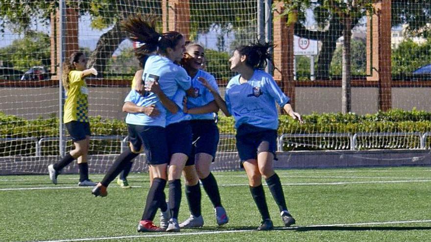 Uno de los equipos femeninos del CDX celebrando un gol.