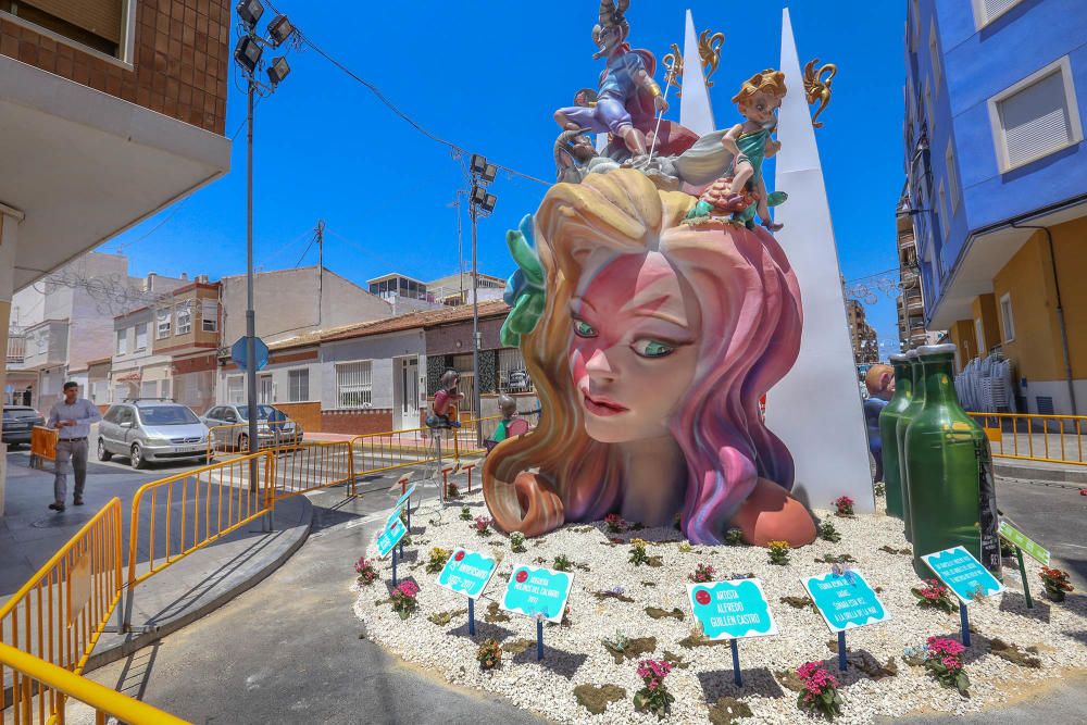 La espectacular Hoguera de Molinos del Calvario de Torrevieja ya está instalada en el barrio. La fiesta de San Juan cumple 25 años.