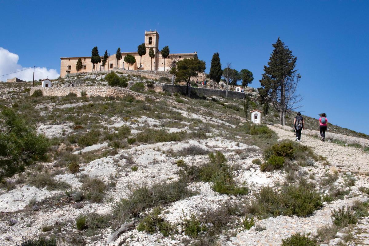 La ermita del Santo Cristo de Bocairent, junto a su vía crucis.
