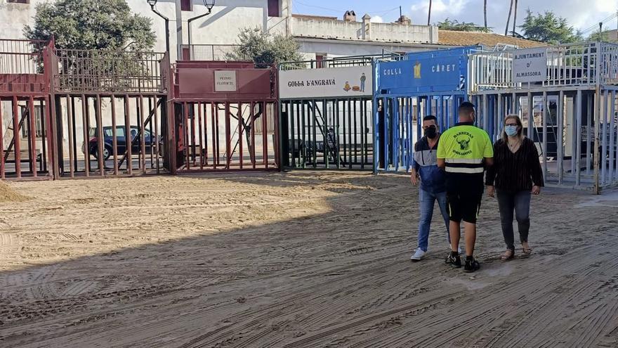 La concejala de Fiestas, Isladis Falcó, ha recorrido hoy el recinto junto a los arquitectos y  operarios del recinto taurino para certificar la inspección técnica de seguridad. 