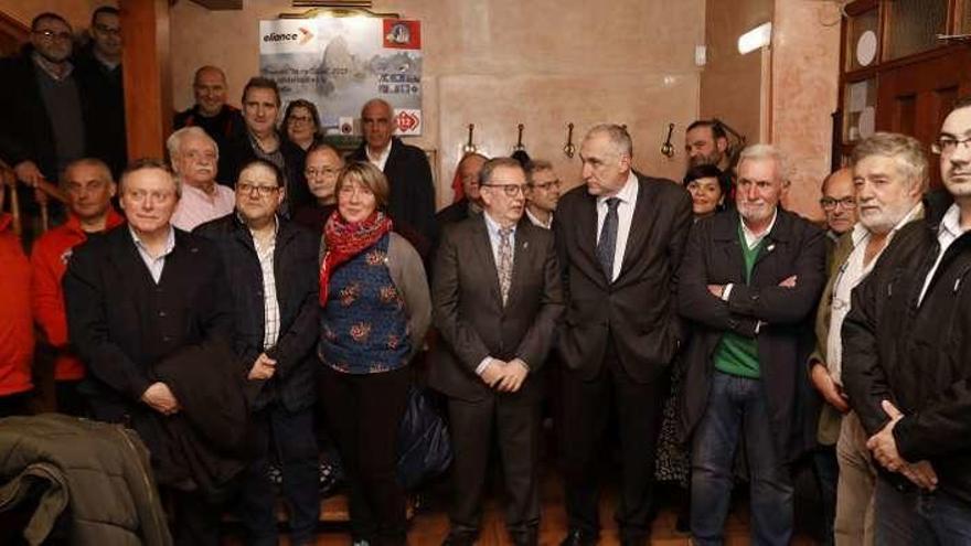Asistentes a la gala de entrega de premios &quot;As de Guías&quot;, ayer, en Gijón.