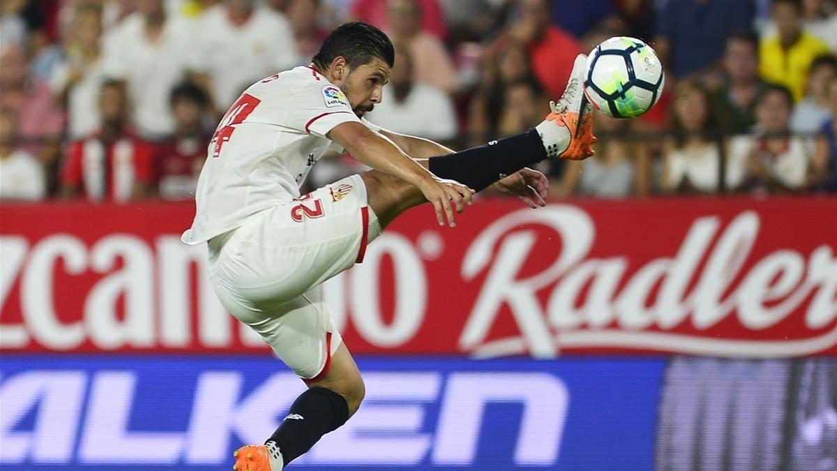 Nolito chuta el balón de forma acrobática en el Sánchez Pizjuán.