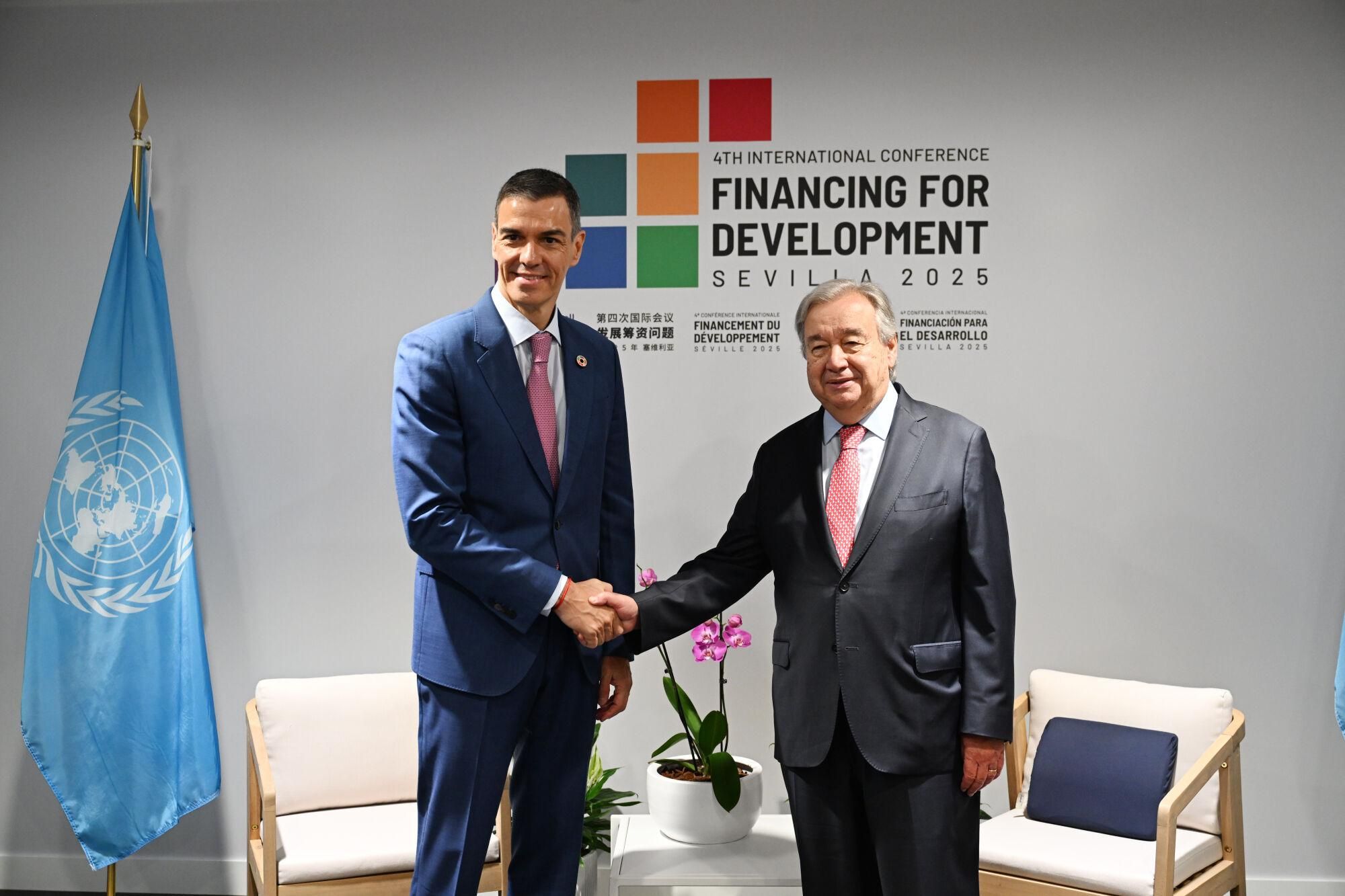 SEVILLA (ESPAÑA), 30/06/2025.- El presidente del Gobierno, Pedro Sánchez, ha mantenido este lunes un encuentro con el secretario general de Naciones Unidas, António Guterres, con motivo de la IV Conferencia Internacional sobre la Financiación para el Desarrollo de Naciones Unidas, en el Palacio de Congresos y Exposiciones de Sevilla (Fibes). EFE/Moncloa/Borja Puig de la Bellacasa / SOLO USO EDITORIAL/SOLO DISPONIBLE PARA ILUSTRAR LA NOTICIA QUE ACOMPAÑA (CRÉDITO OBLIGATORIO). SOLO USO EDITORIAL/SOLO DISPONIBLE PARA ILUSTRAR LA NOTICIA QUE ACOMPAÑA (CRÉDITO OBLIGATORIO)