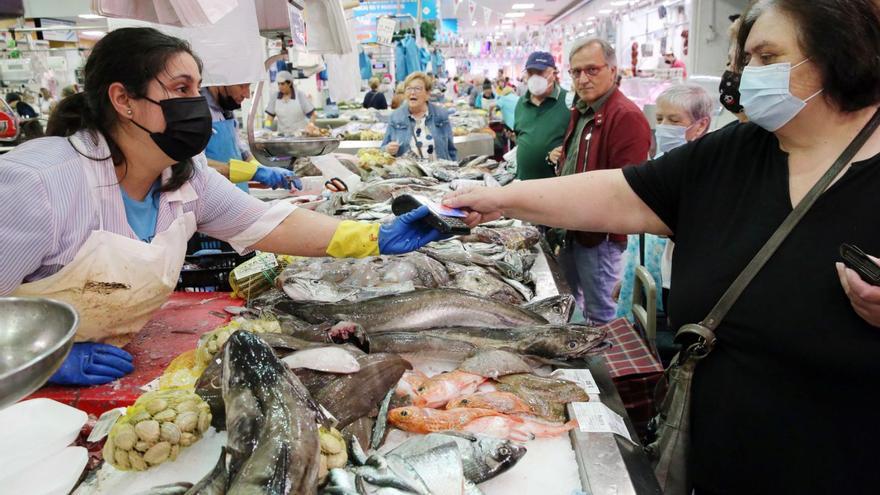 Una clienta compra en un mercado.   | // MARTA G. BREA