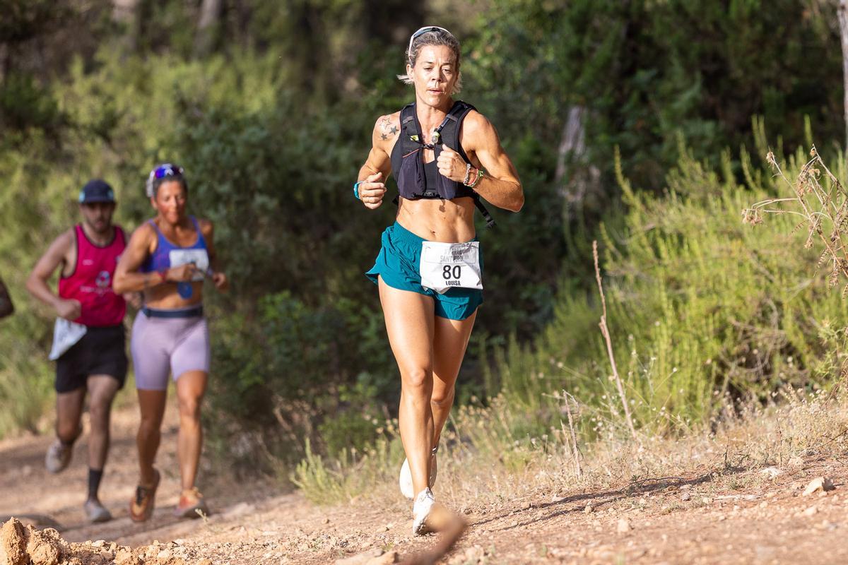 Luisa Bonet, vencedora en la categoría femenina, atraviesa uno de los senderos de la prueba.