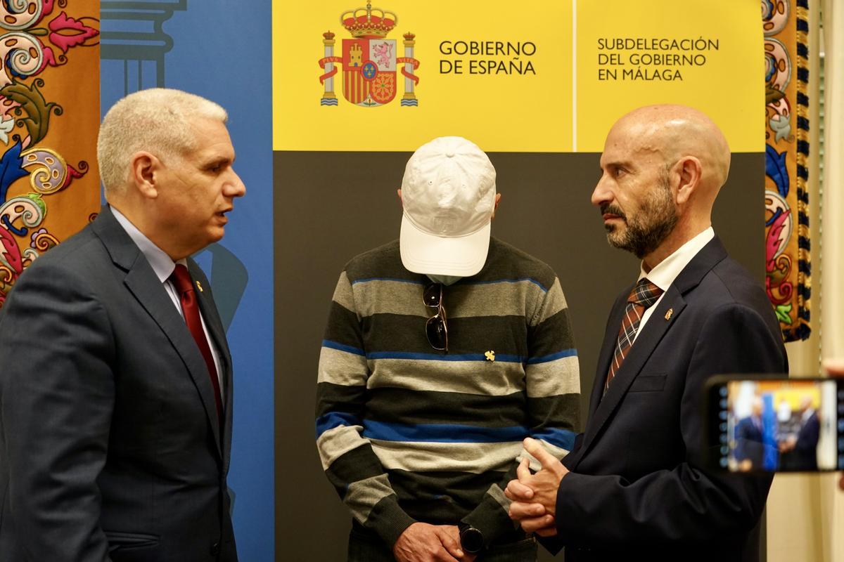 El subdelegado del Gobierno en Málaga, Javier Salas, habla con el hermano mayor de El Rico y el preso que será indultado el Miércoles Santo.