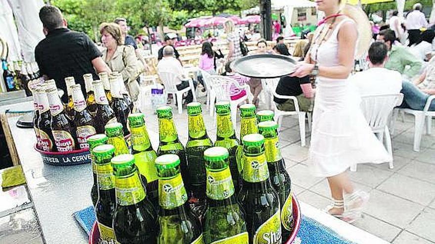 Asistentes al festival de la cerveza, ayer, en la plaza de Europa de Piedras Blancas.