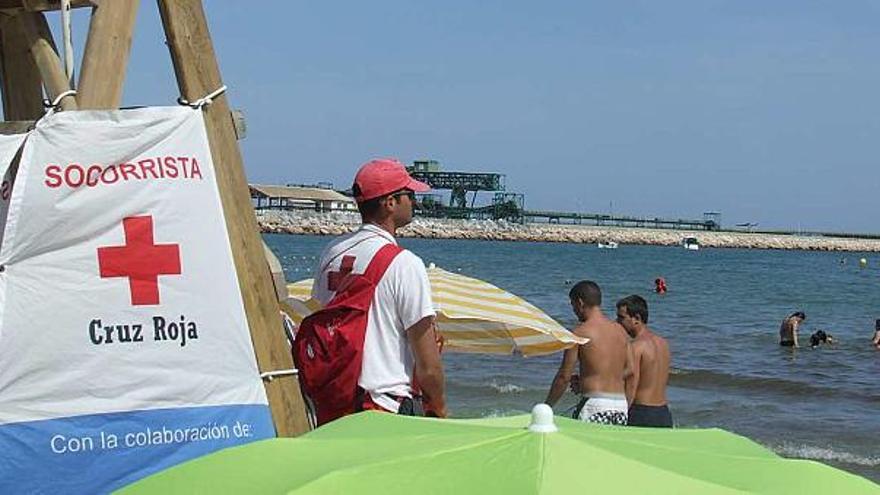 Vigilancia en uno de los puestos de socorrista en la playa de Los Naúfragos ayer.