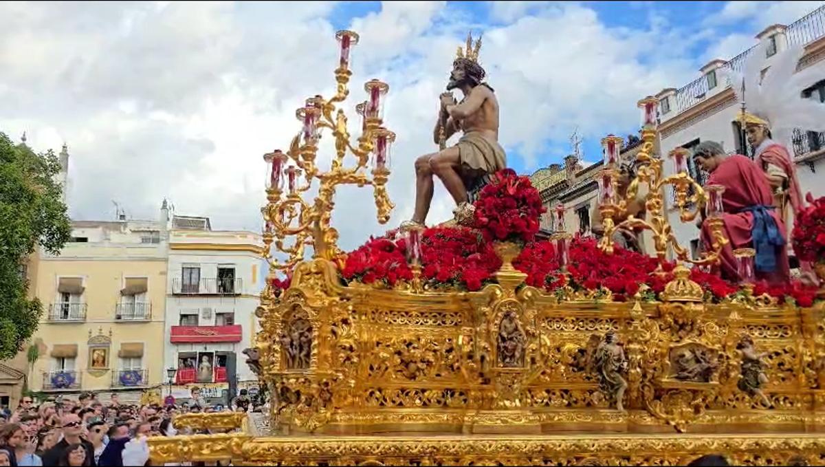 Nuestro Padre Jesús de las Penas, de la Hermandad de la Estrella, llega a la plaza del Altozano con los sones de la banda de Rosario de Cádiz.