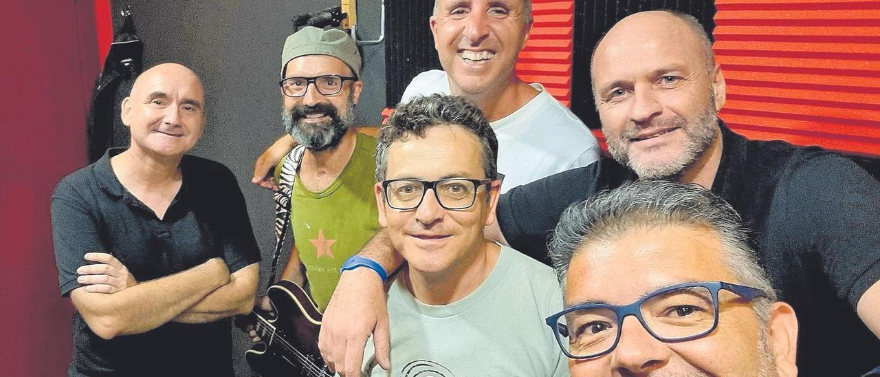 Nando García (primero desde la derecha con camisa negra), junto a otros integrantes de Propiedad Privada en una imagen reciente.