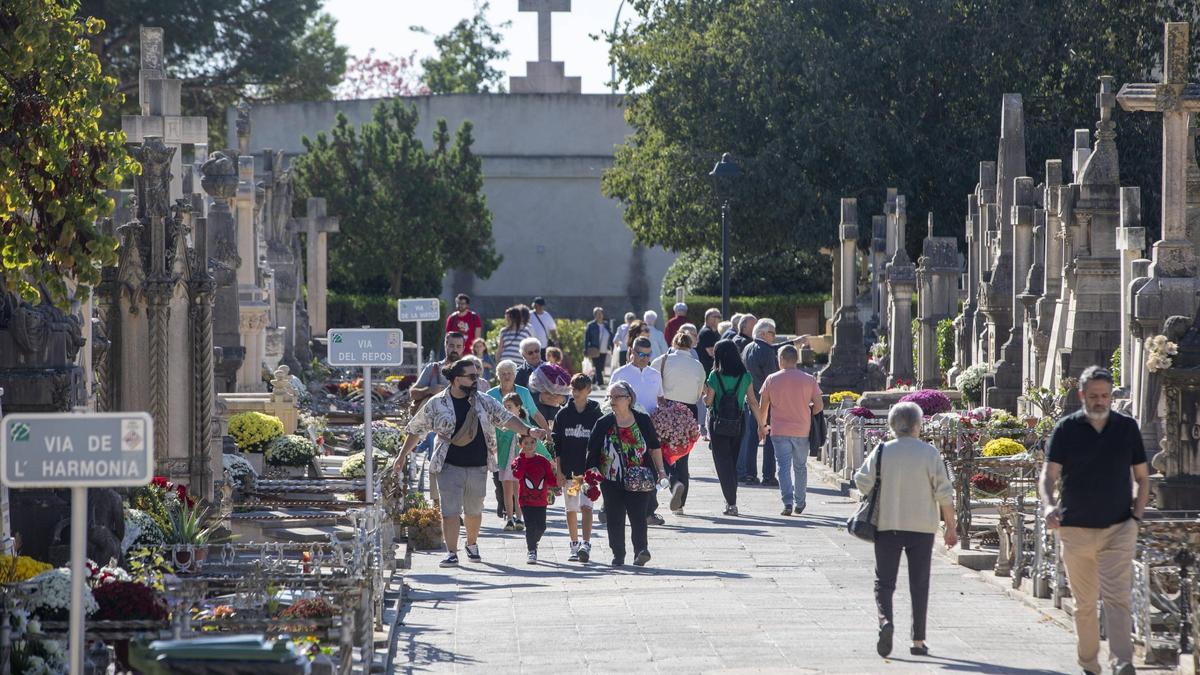 El día de Tots Sants en el cementerio de Palma