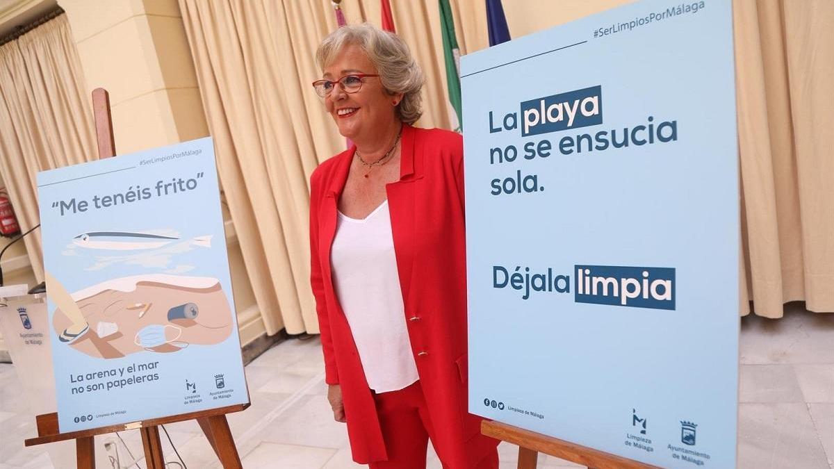 Teresa Porras, concejala de Servicios Operativos y Playas, presenta la campaña de concienciación ciudadana para la limpieza de las playas.