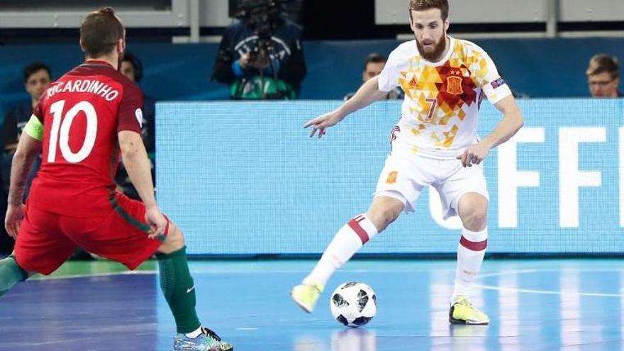 Pola, controla el balón, durante la final del Europeo ante Portugal. // @SeFutbol