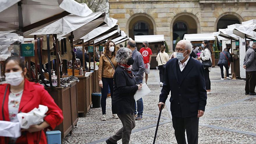 El mercado de la plaza Mayor, “ejemplo” para recuperar las ferias de artesanía en Asturias