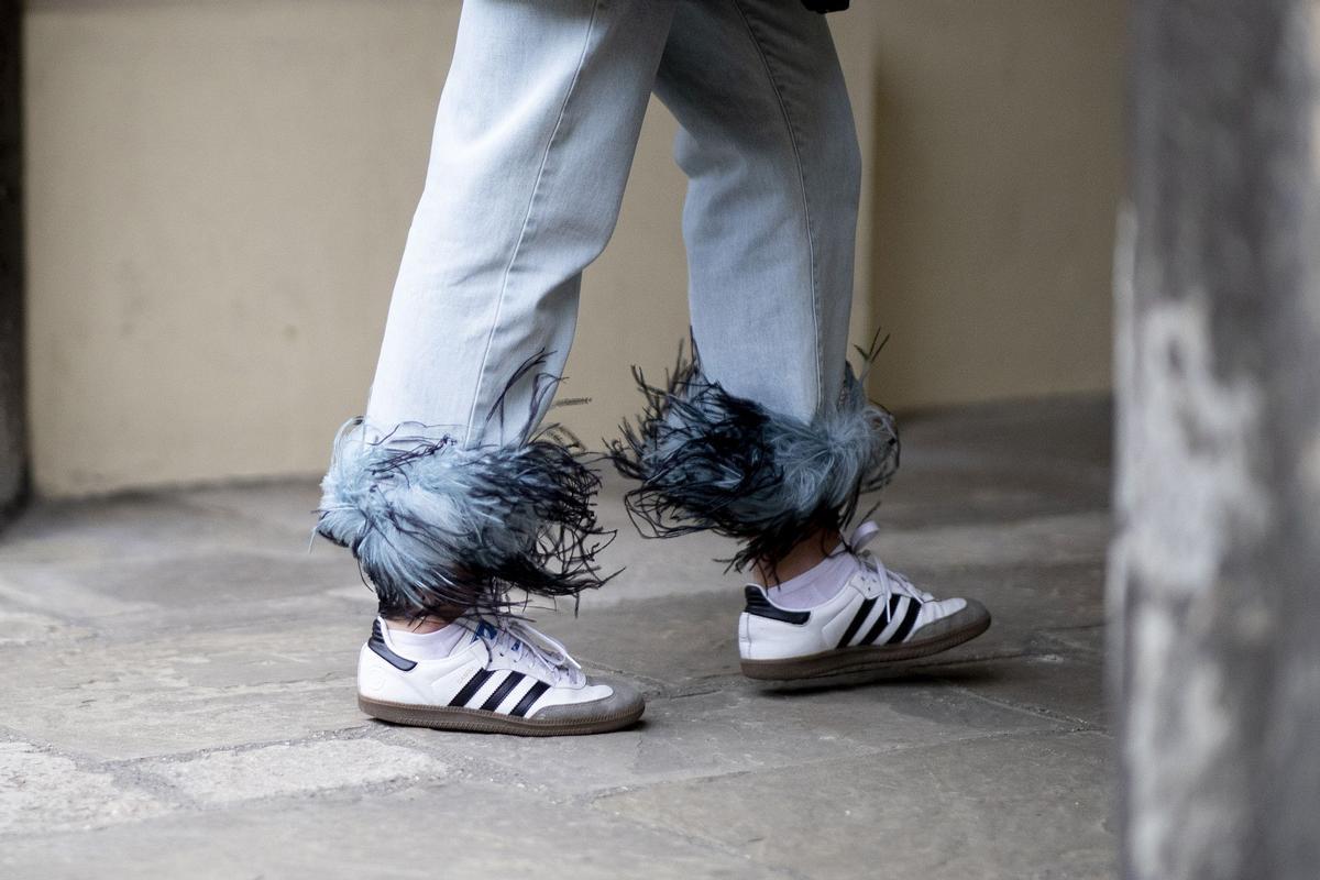 Detalle de un ‘look’ con zapatillas Samba de Adidas