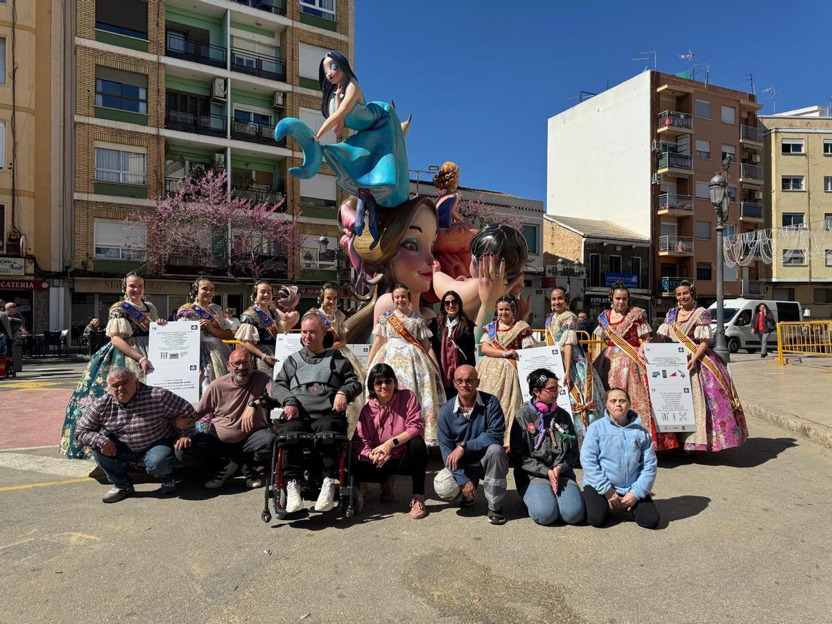 La teniente Alcalde Isabel Segura junto a la Fallera Mayor Infantil de Paterna Celia Ballesteros acompañada de su Corte de Honor y Patronato Intermunicipal Francisco Esteve
